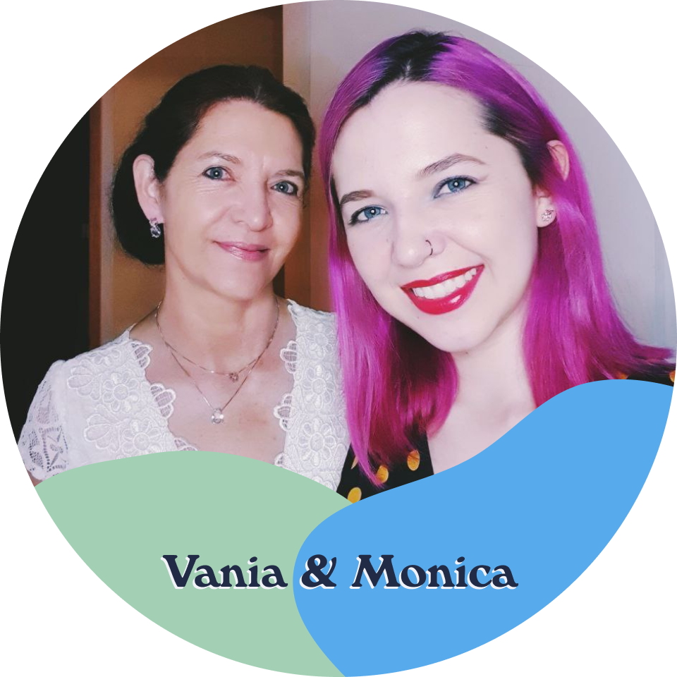 Uma foto da minha mãe e eu sorrindo. Embaixo um texto dizendo Vania e Monica.